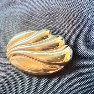 Vintage Monet Gold Tone Sculpted Brooch Retro Modern Shell Design Signed READ‎
